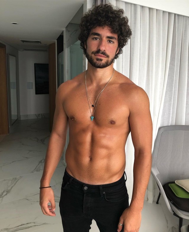 Ator Da Novela Salve Se Quem Puder Contracena Pedro Pascal Em Faroeste Gay De Almod Var