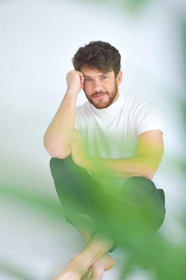 Após se declarar gay Leonardo Miggiorin atua em espetáculo