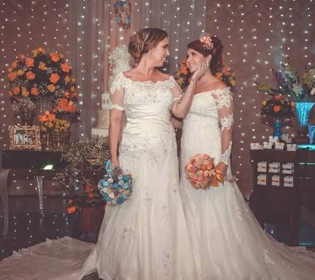 Amigas Que Oravam Juntas Pela Cura Gay De Familiares Se Apaixonam