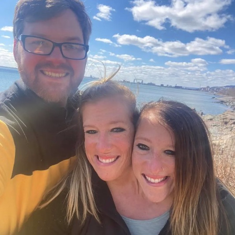 Josh Bowling curte viagem com a esposa, Abby, gêmea siamesa de Brittany Hensel — Foto: Reprodução/Facebook