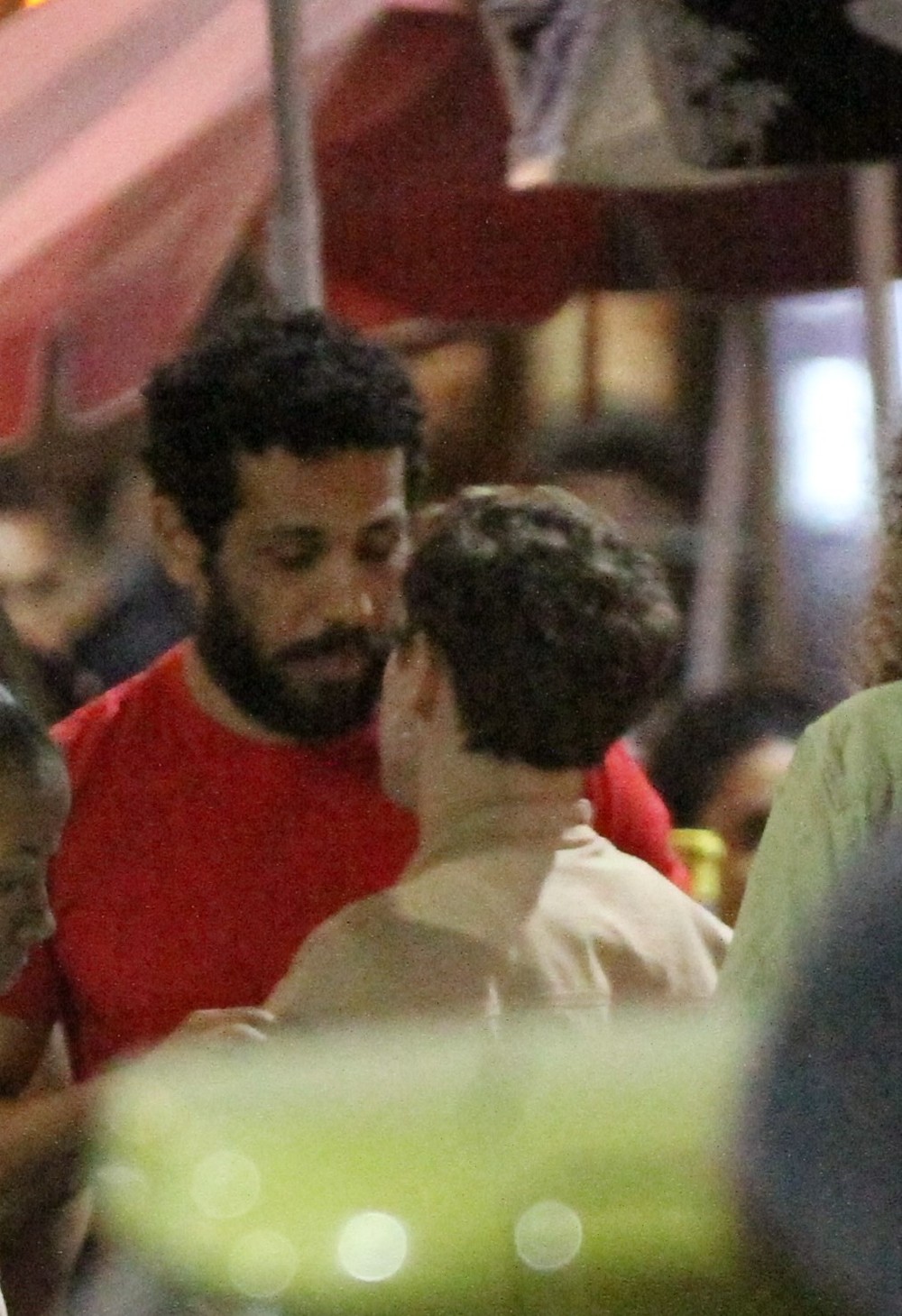 Vivendo romance gay em Terra e paixão atores curtem noite do Rio e mostram sintonia fora de cena