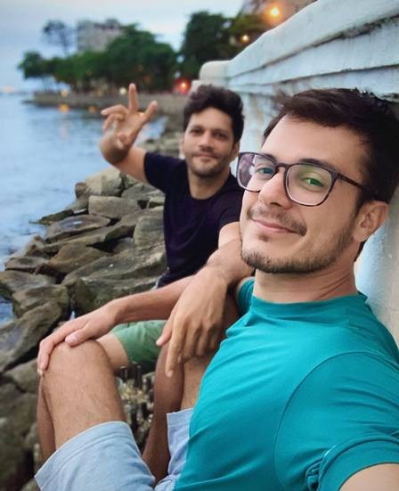 Pabllo Vittar beija vários bofes em festa gay no Rio vídeo
