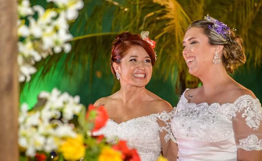 Amigas Que Oravam Juntas Pela Cura Gay De Familiares Se Apaixonam