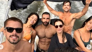 Solteiro após se assumir gay Marcos Pitombo causa furor vídeo de toalha assista