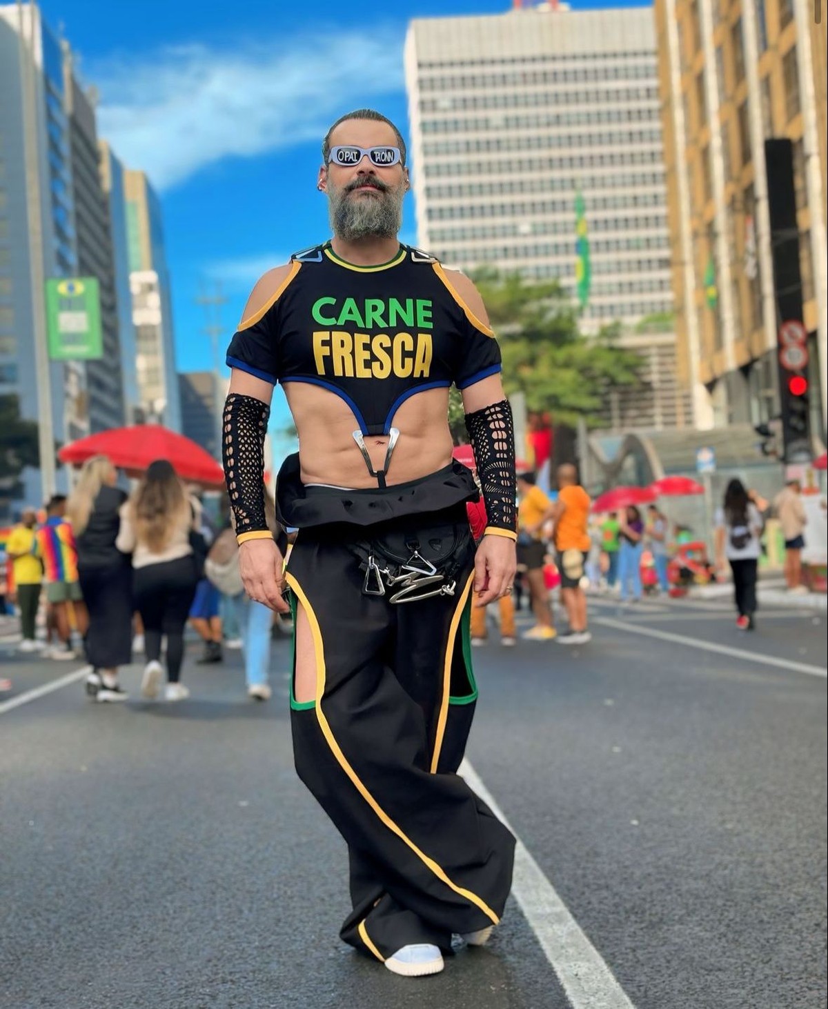 Carmo Dalla Vecchia rebate internauta sobre look na Parada Gay de São Paulo