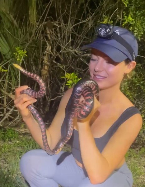 Cientista Mais Sexy Do Mundo Esconde Os P S Em Foto Ap S Ass Dio De Fetichistas