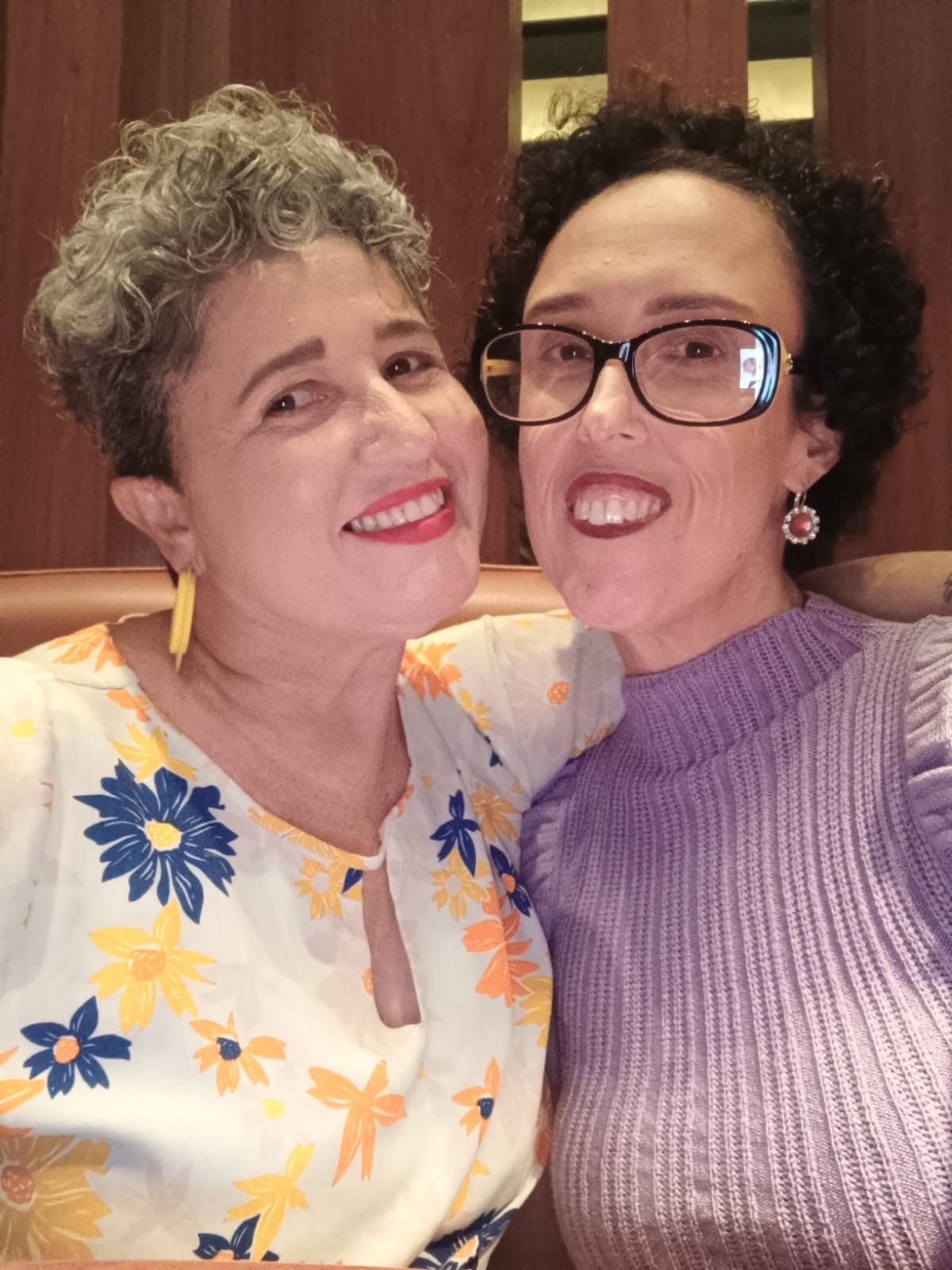 Amigas Que Oravam Juntas Pela Cura Gay De Familiares Se Apaixonam