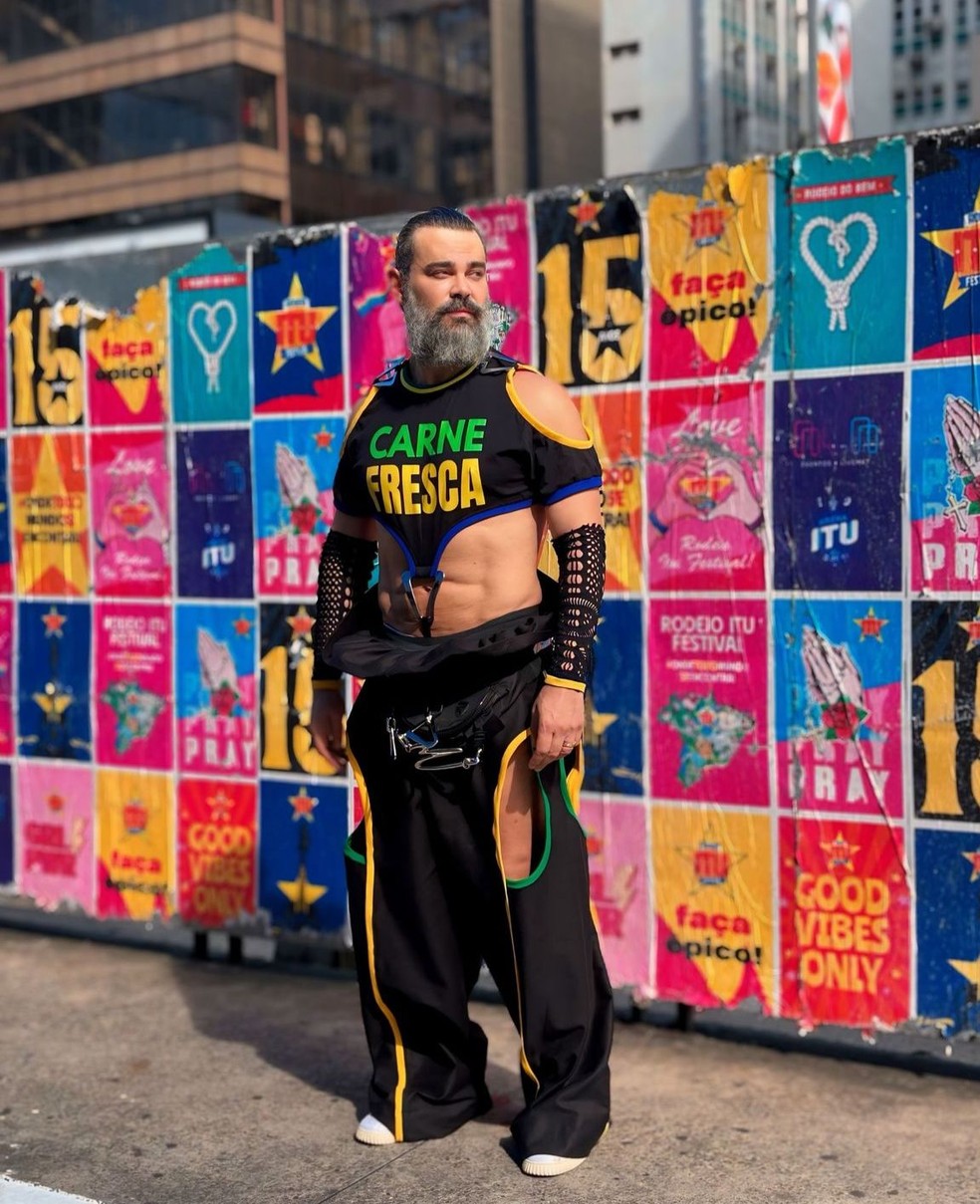 Carmo Dalla Vecchia rebate internauta sobre look na Parada Gay de São Paulo