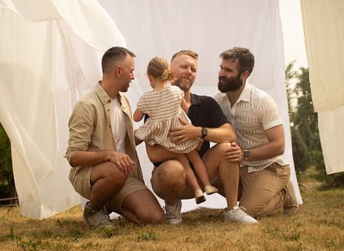 Trisal Gay Adota Menina E Os Tr S Lutam Na Justi A Para Ser Reconhecidos Como Pais