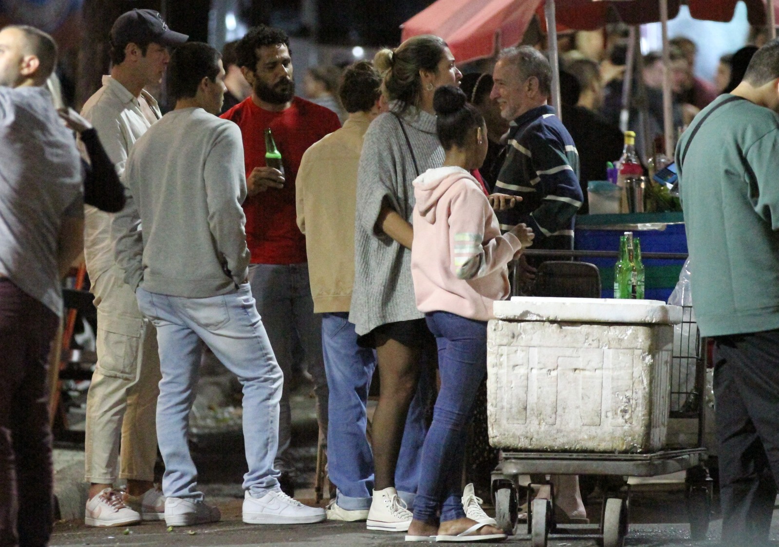 Vivendo romance gay em Terra e paixão atores curtem noite do Rio e