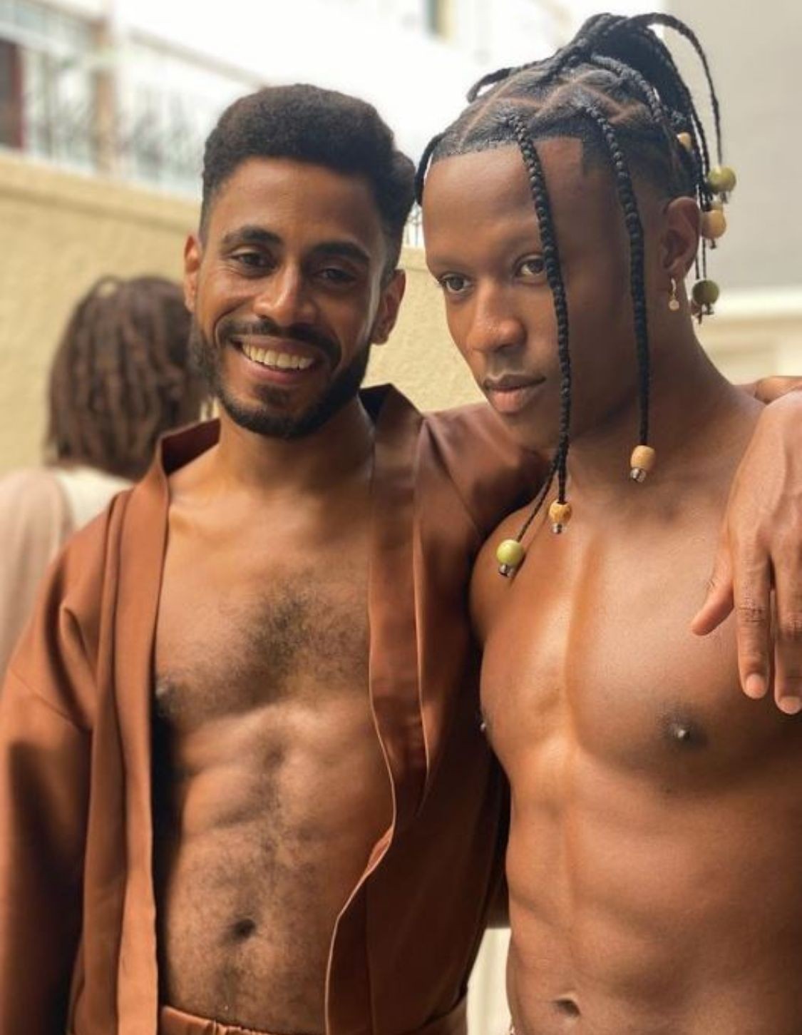 Pabllo Vittar beija vários bofes em festa gay no Rio vídeo