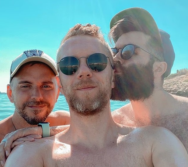 Trisal gay adota menina e os três lutam na Justiça para ser reconhecidos como pais