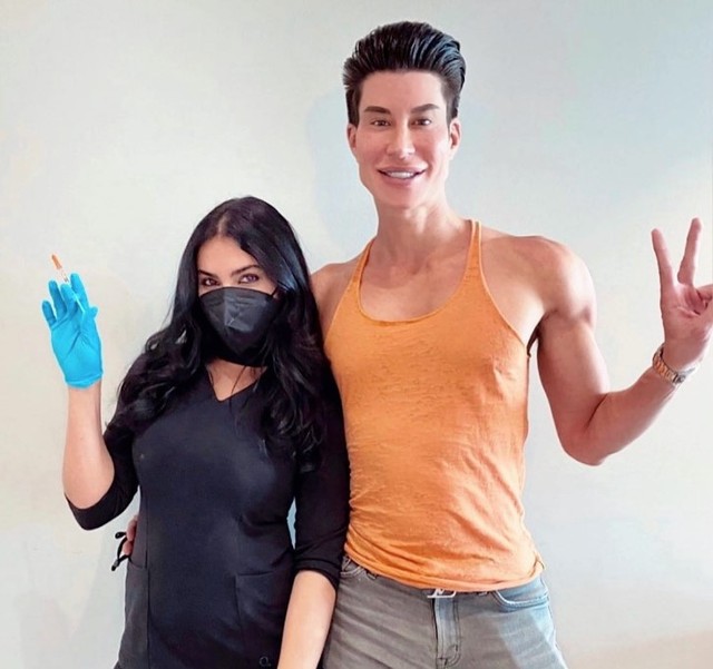 Cirurgi O Pl Stico Transforma Mulheres Em Barbies Vagina De Boneca R Mil