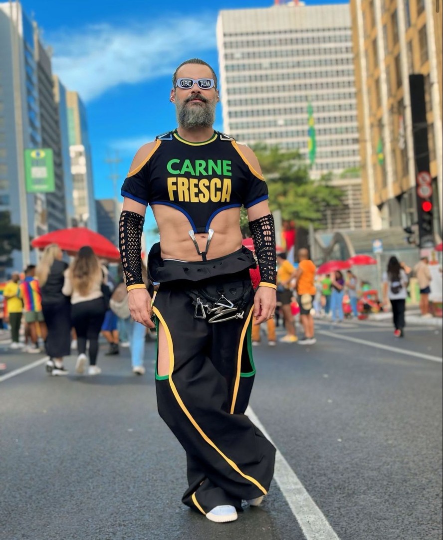 Carmo Dalla Vecchia Rebate Internauta Sobre Look Na Parada Gay De S O Paulo