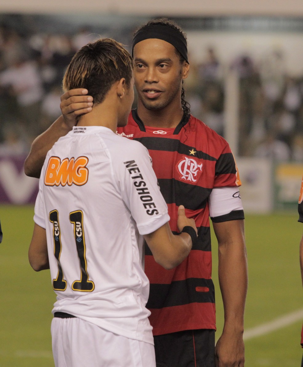 Neymar e Ronaldinho conversam antes de Santos 4 x 5 Flamengo em 2011 — Foto: Eliária Andrade / Agência o Globo