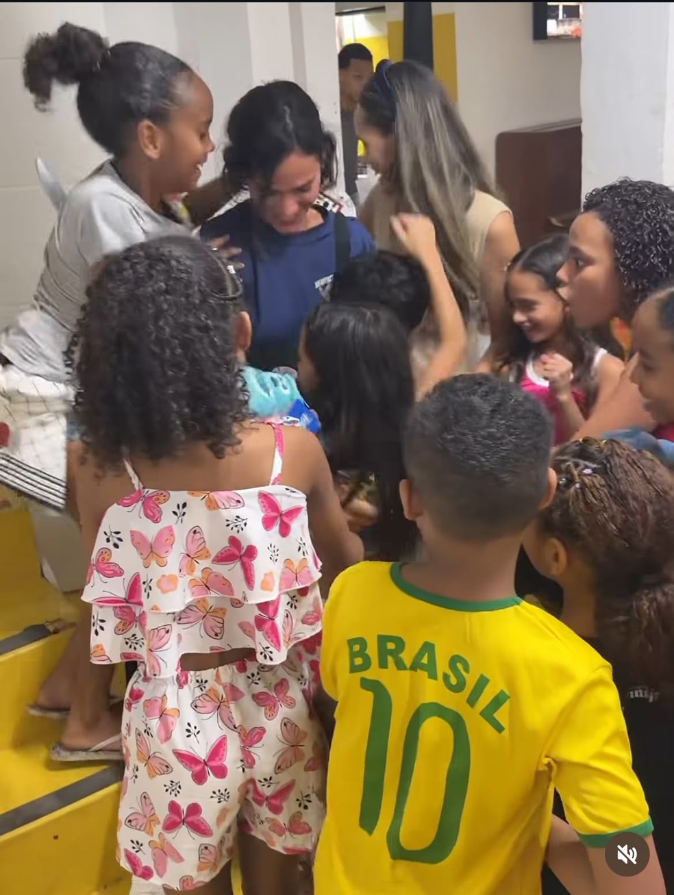 Bruna Marquezine e Shawn Mendes em comunidade do Rio — Foto: Reprodução/Instagram