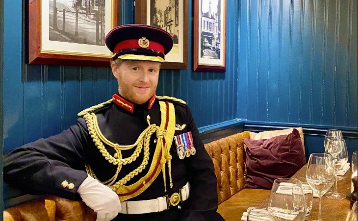 Volta do príncipe Harry ao Reino Unido faz sósia do Duque de Sussex faturar alto com eventos - QTU Questões do Universo