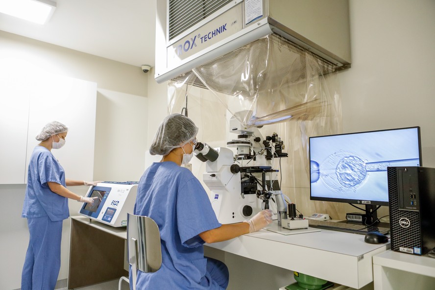 Profissionais do Centro de de Fertilidade do Hospital Moinhos de Vento realizam biópsia em embrião