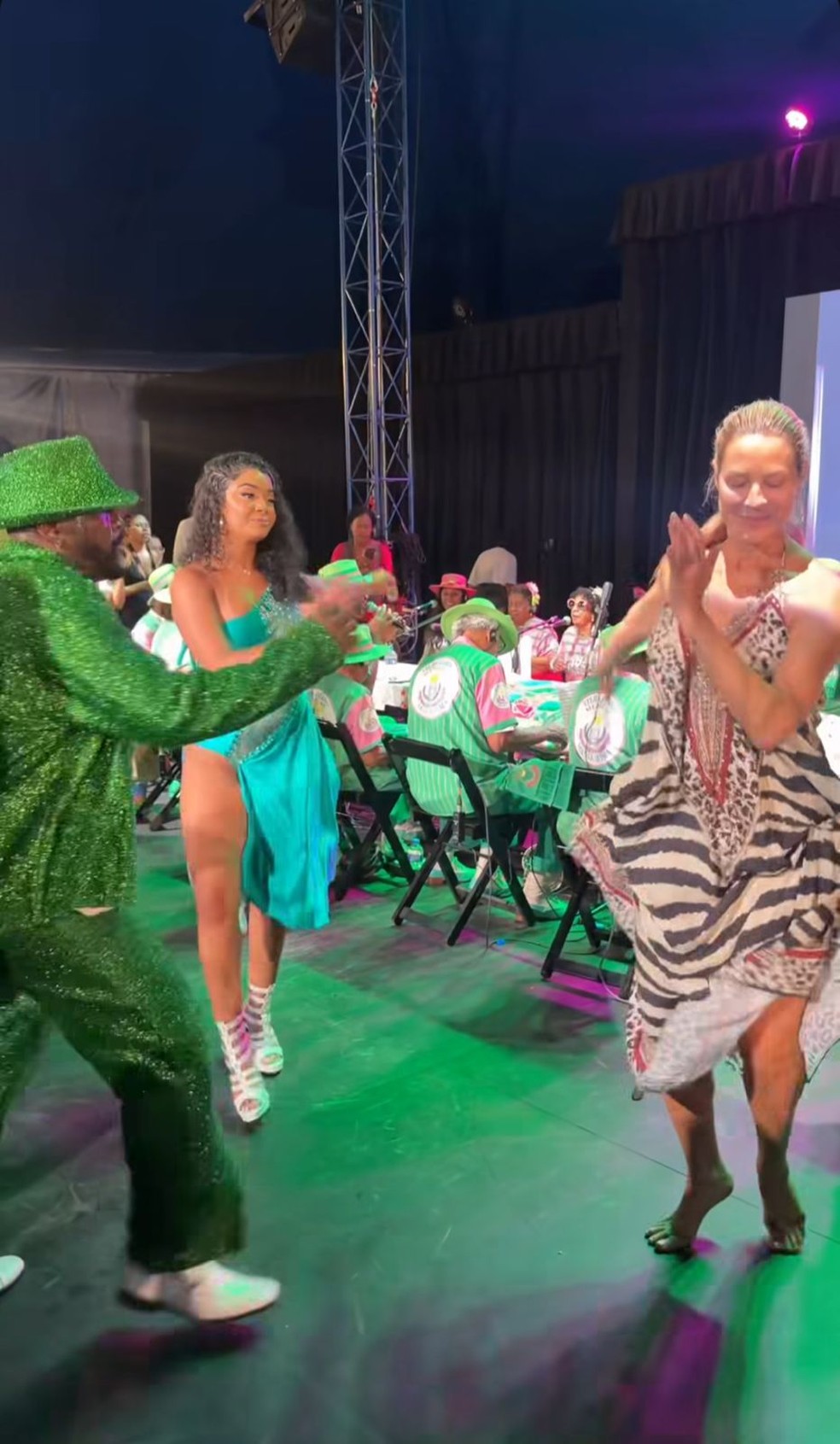 Ana Paula Renault e Luana Piovani caem no samba no Rio — Foto: Reprodução/Instagram