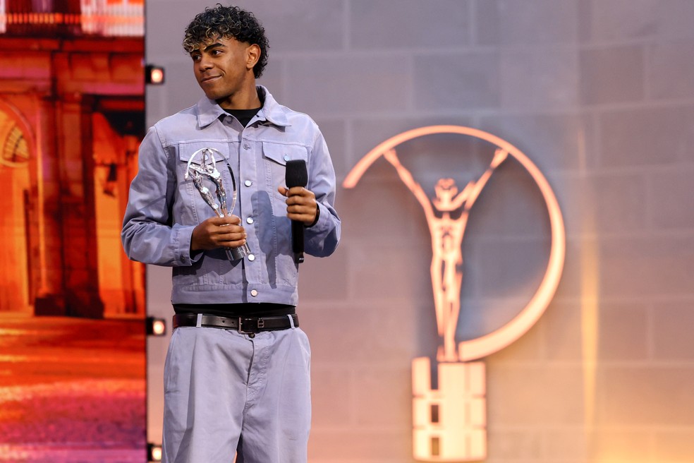 Lamine Yamal recebe estatueta de atleta jovem do ano no Prêmio Laureus 2026 — Foto: Pablo Cuadra/Divulgação Laureus