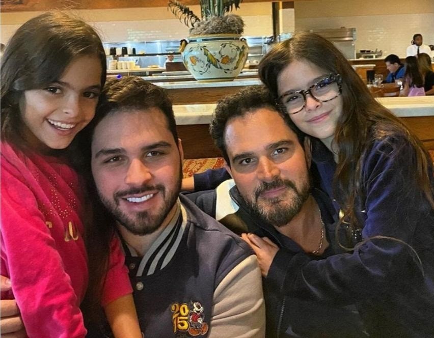 Luciano Camargo com os filhos Nathan, Helena e Isabella — Foto: Instagram