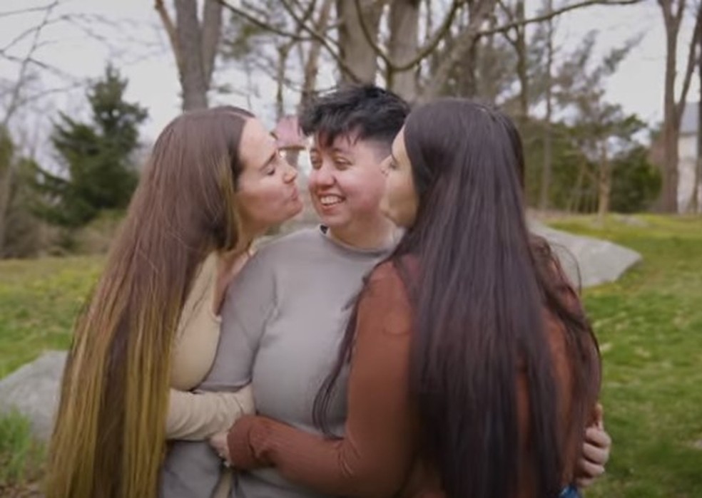 Mulheres se apaixonam por madrinha do casamento e formam trisal — Foto: Reprodução/YouTube