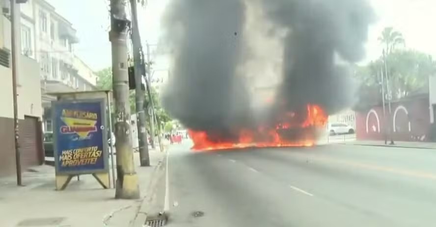 Criminosos incendeiam ônibus e bloqueiam avenida em Irajá, na Zona Norte do Rio