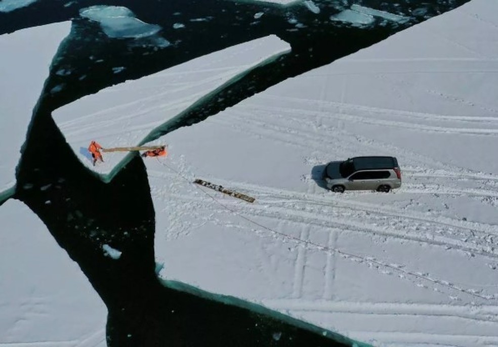 Camada de gelo se parte e carro de pescador fica isolado em mar na R&uacute;ssia &mdash; Foto: Reprodu&ccedil;&atilde;o