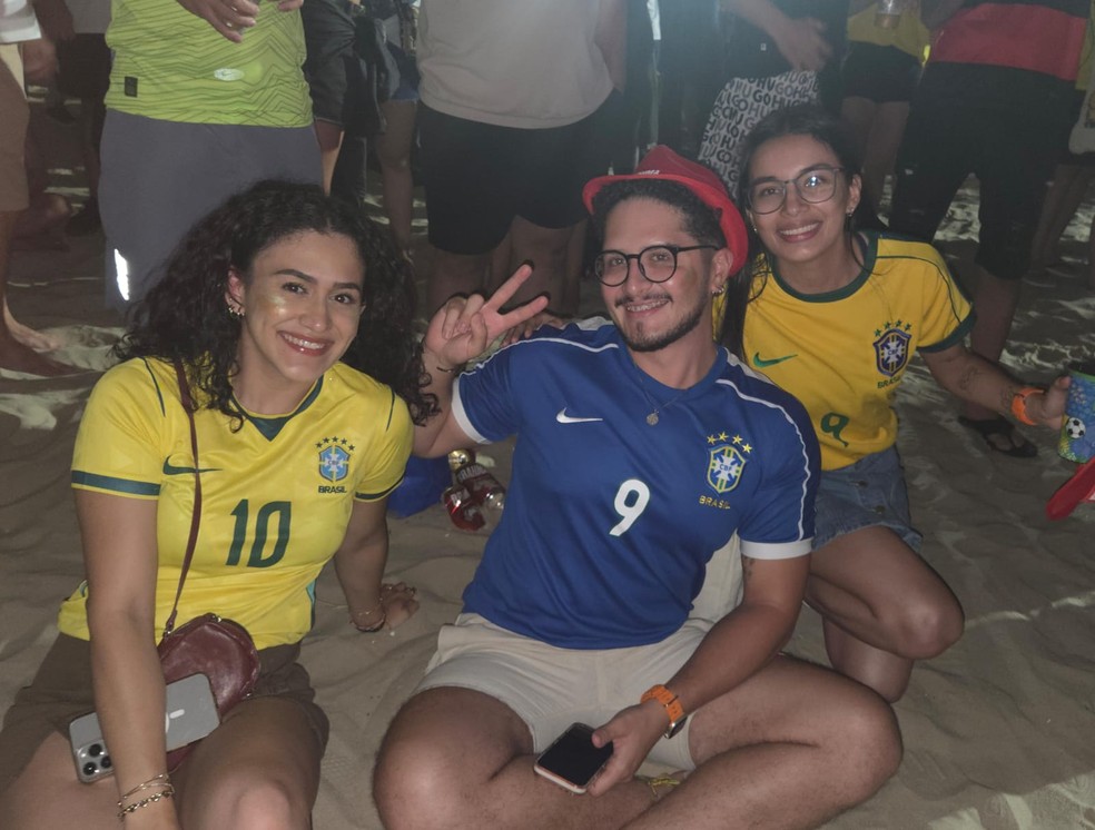 Valeria (direita) e seus amigos vieram da Costa Rica para o Brasil durante a Copa do Mundo — Foto: Amanda Rosa