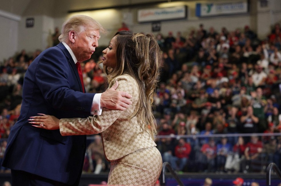 Trump abraça Nicki Minaj no palco de comício republicano em Michigan — Foto: AFP