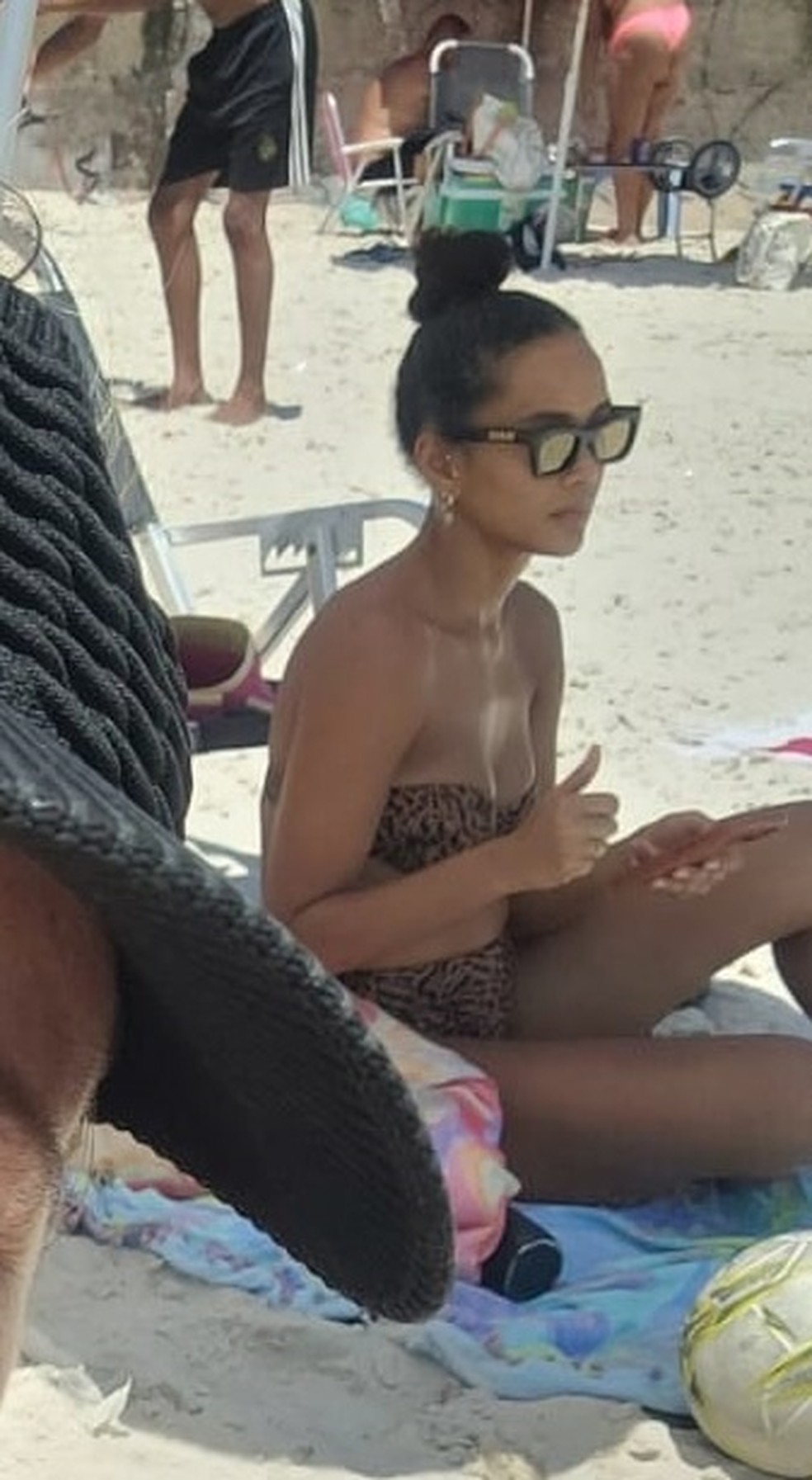 Ta&iacute;s Ara&uacute;jo quase passa despercebida na Praia do Flamengo &mdash; Foto: EXTRA