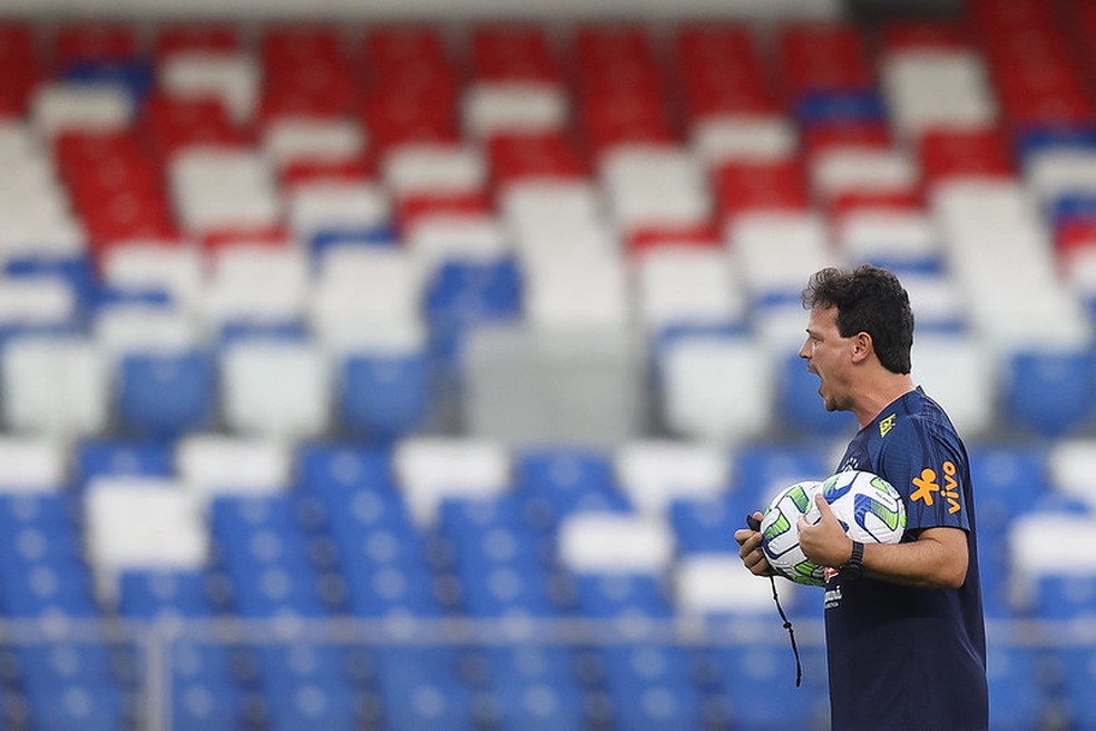 Fernando Diniz em seu último treino antes da estreia como técnico da seleção brasileira — Foto: Vítor Silva / CBF
