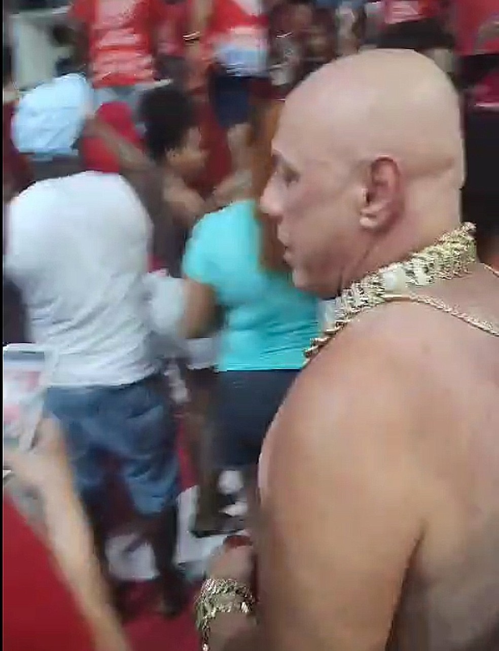 Celsinho da Vila Vint&eacute;m sem camisa e com cord&atilde;o de ouro na quadra da UPM &mdash; Foto: Redes Sociais