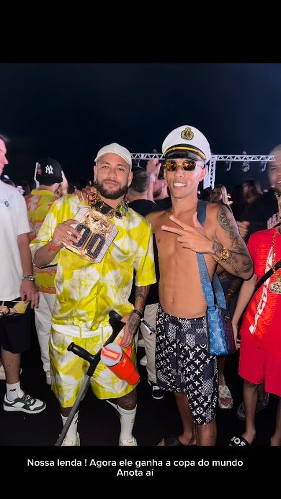Neymar ganha colar de R$ 2 milhões de Buzeira — Foto: rep/ instagram