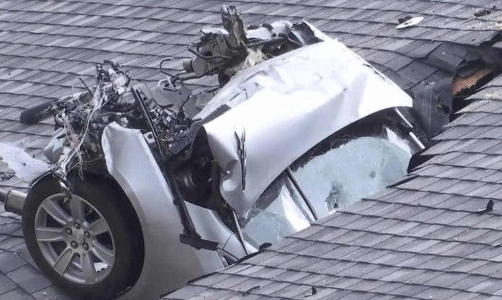 Carro 'aterrissou' no telhado de alojamento nos EUA; segundo incidente do tipo em tr&ecirc;s meses &mdash; Foto: Reprodu&ccedil;&atilde;o/Excelsior Springs PD