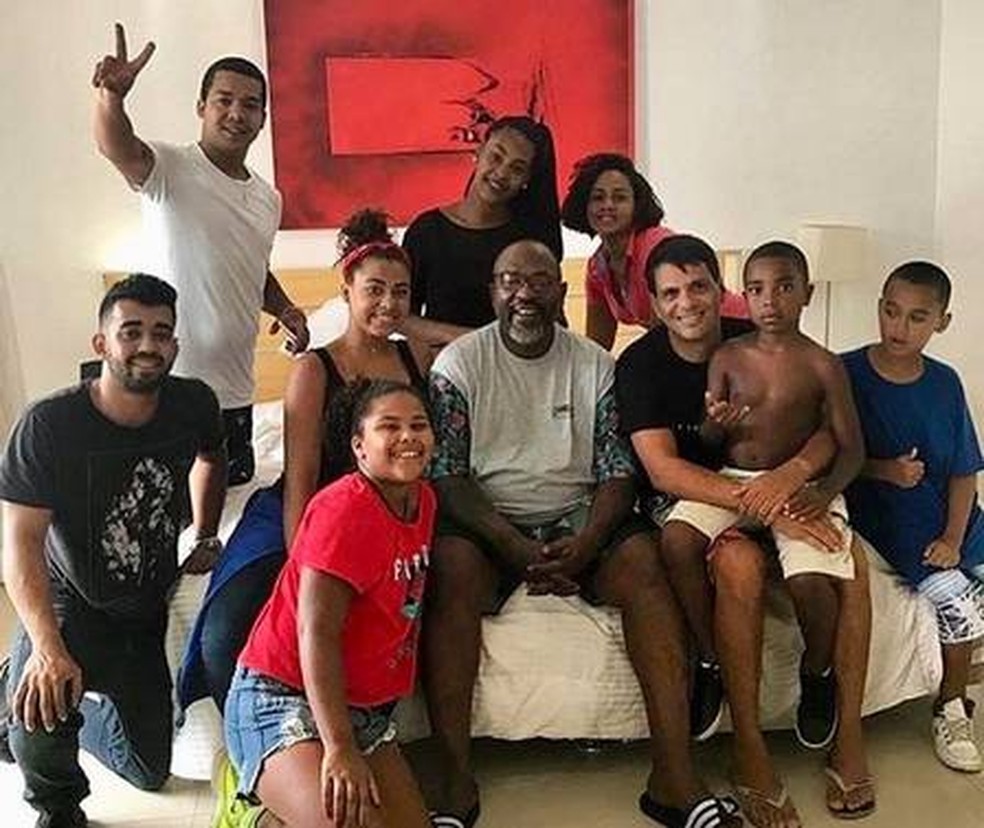 Mr Catra com alguns dos filhos, em 2017 &mdash; Foto: Reprodu&ccedil;&atilde;o
