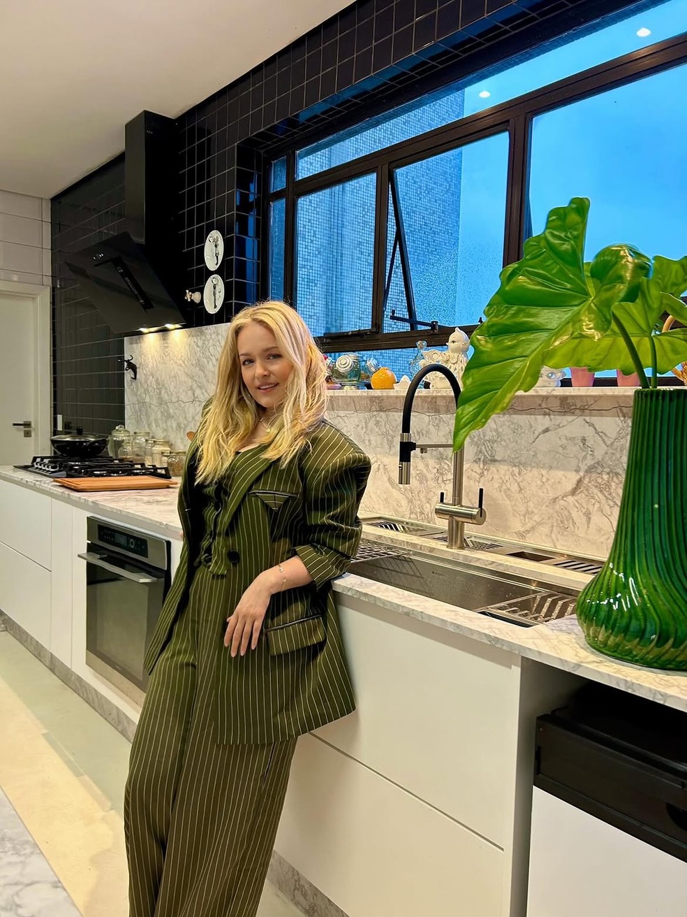 Luciana Vendramini em sua cozinha após a reforma — Foto: reprodução/ instagram