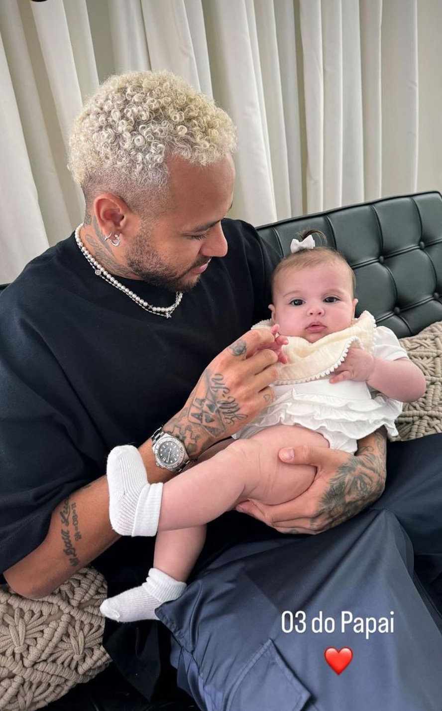 Neymar posta pela primeira vez com Helena, sua terceira filha, no colo: '03 do papai'
