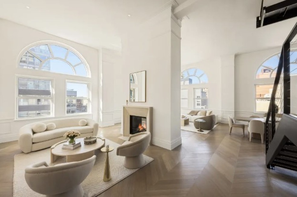 Detalhe da mansão inusitada em torre com relógio em Nova York — Foto: Reprodução