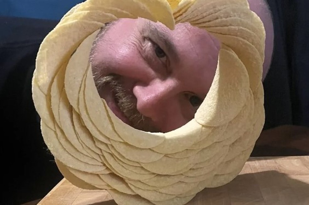 Brit&acirc;nico Andy Whitson viraliza com escultura de dezenas de batatas chips empilhadas &mdash; Foto: Reprodu&ccedil;&atilde;o/Facebook
