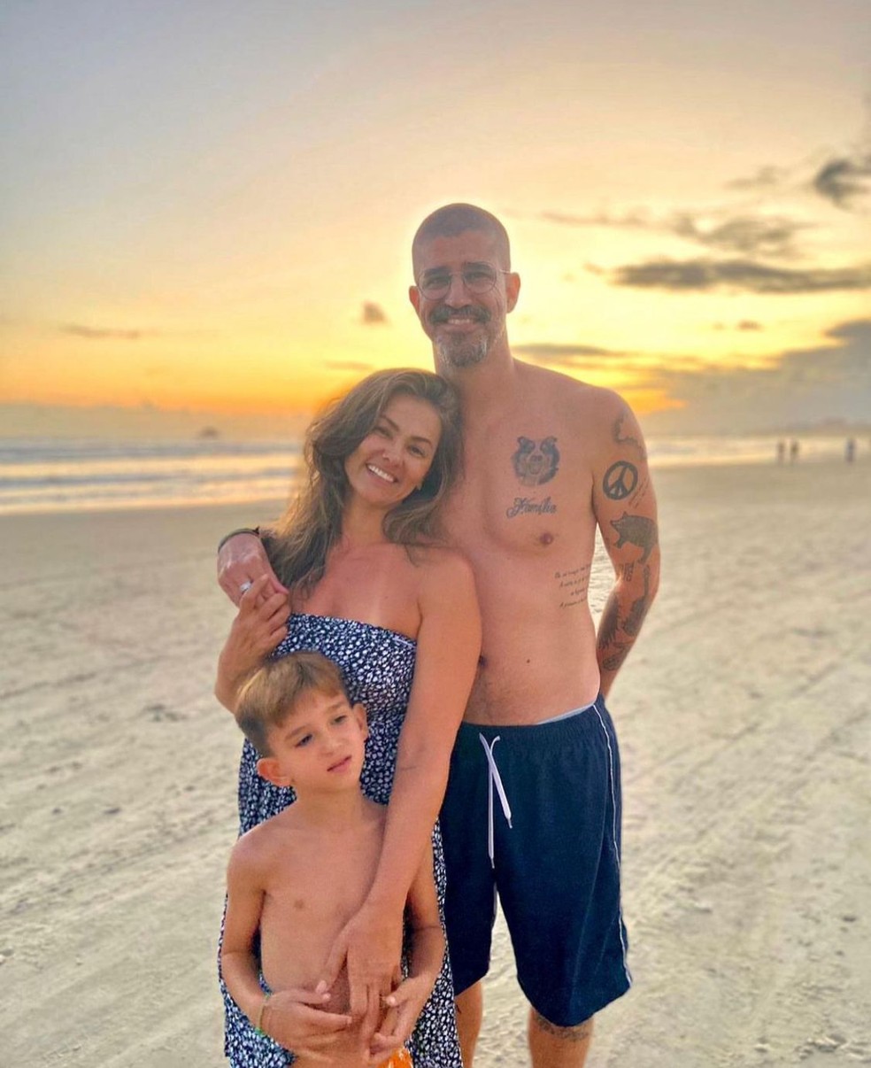 Suzana Alvez com o marido, Flávio Saretta, e o filho do casal — Foto: Arquivo pessoal