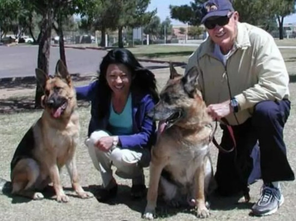Gene Hackman, a esposa e dois dos seus cães — Foto: Reprodução/Facebook