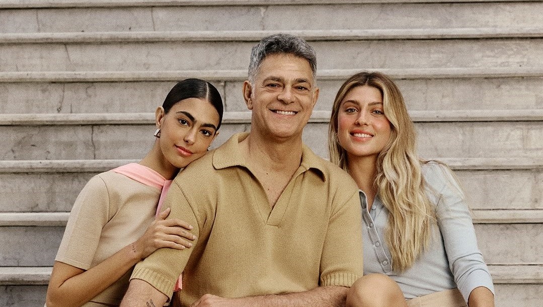 Edu Moscovis posa ao lado das filhas modelos para celebrar d | Entretenimento - Imagem 2 | QTU - Notícias