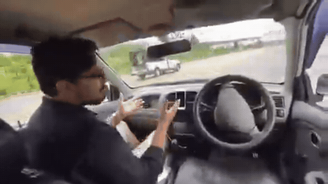 Carro autônomo perde conexão com a internet e colide com viatura policial durante gravação de reportagem - QTU Questões do Universo