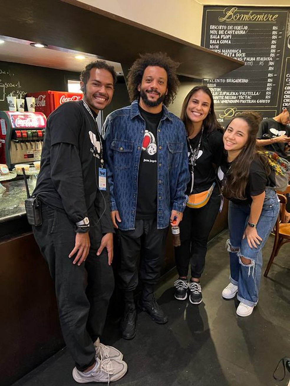 Marcelo foi tietado por funcionários do Festival de Cinema do Rio — Foto: Reprodução