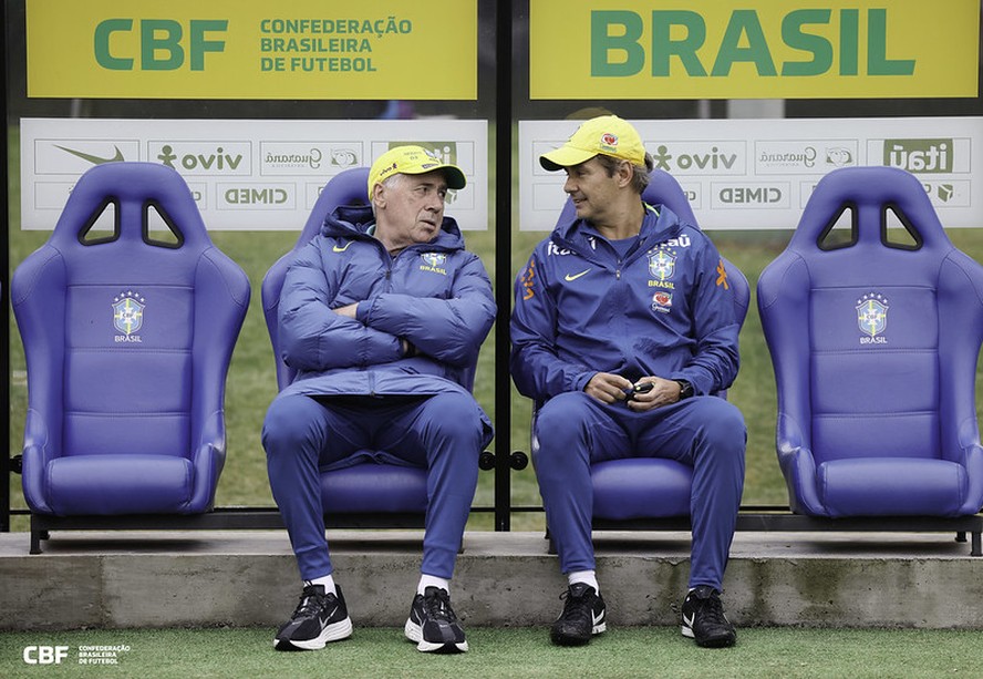 O técnico Carlo Ancelotti conversa com o preparador físico Cristiano Nunes durante o treino da seleção brasileira