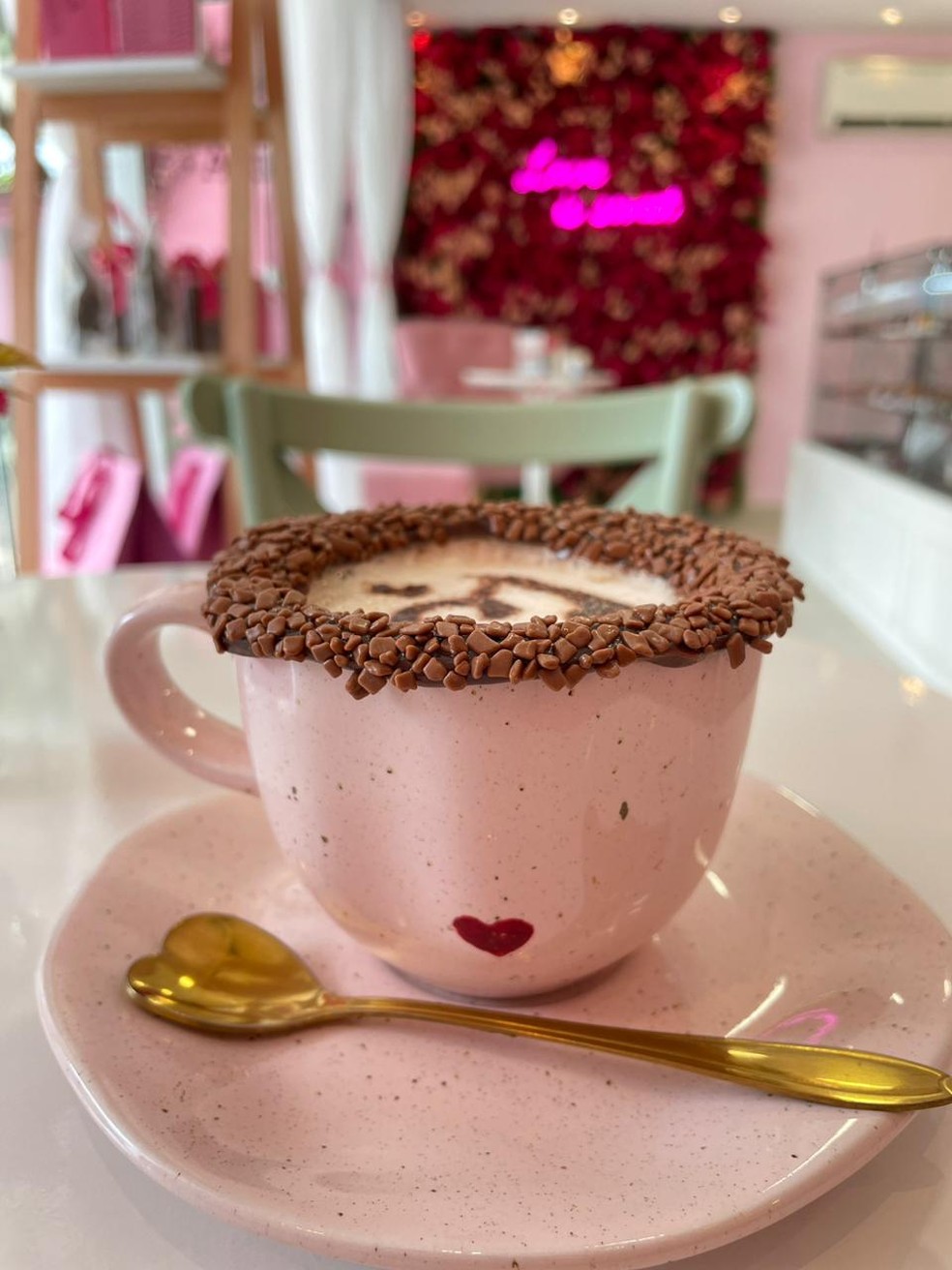 O chocolate quente com borda de brigadeiro da confeitaria Amor no Copo — Foto: Divulgação