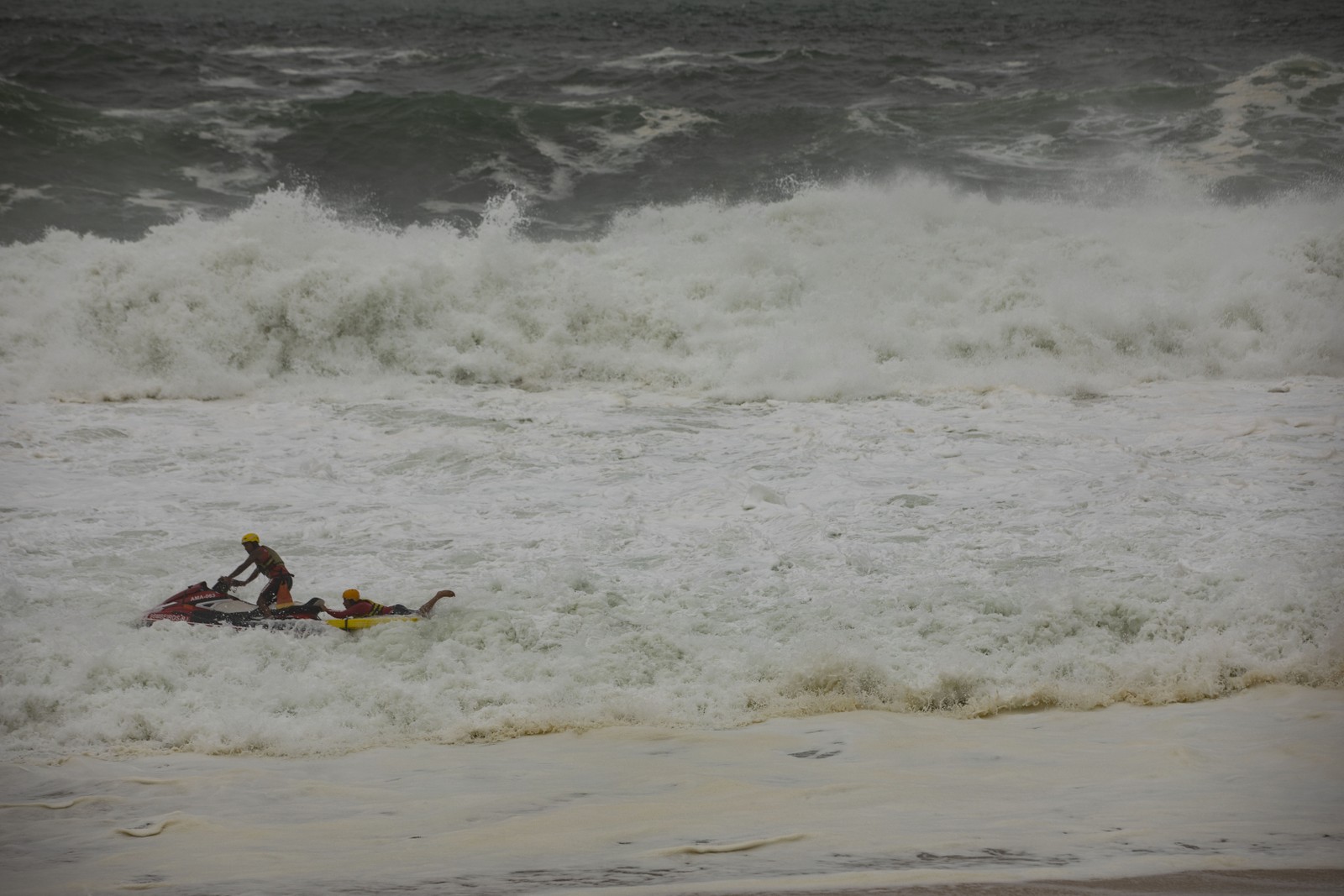 Bombeiros praticam treinamento na Praia de Itacoatiara durante a ressaca  — Foto: Ana Branco