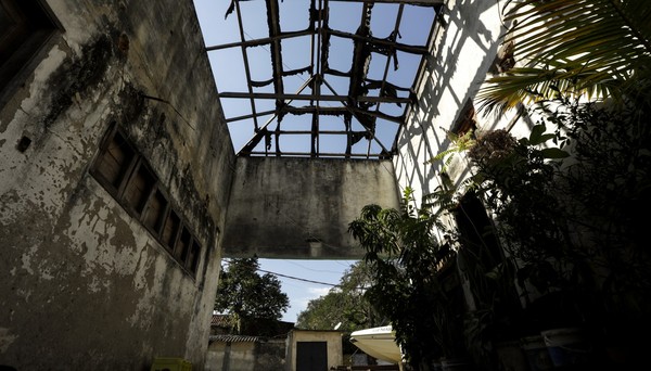 Abandonada, antiga cocheira vira favela em Paquetá