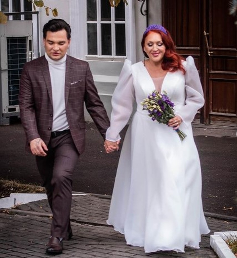 Aisylu Chizhevskaya Mingalim, de 53 anos, casou-se com seu filho adotivo Daniel Chizhevsky, de 22, na República do Tartaristão, Rússia — Foto: Reprodução/Instagram